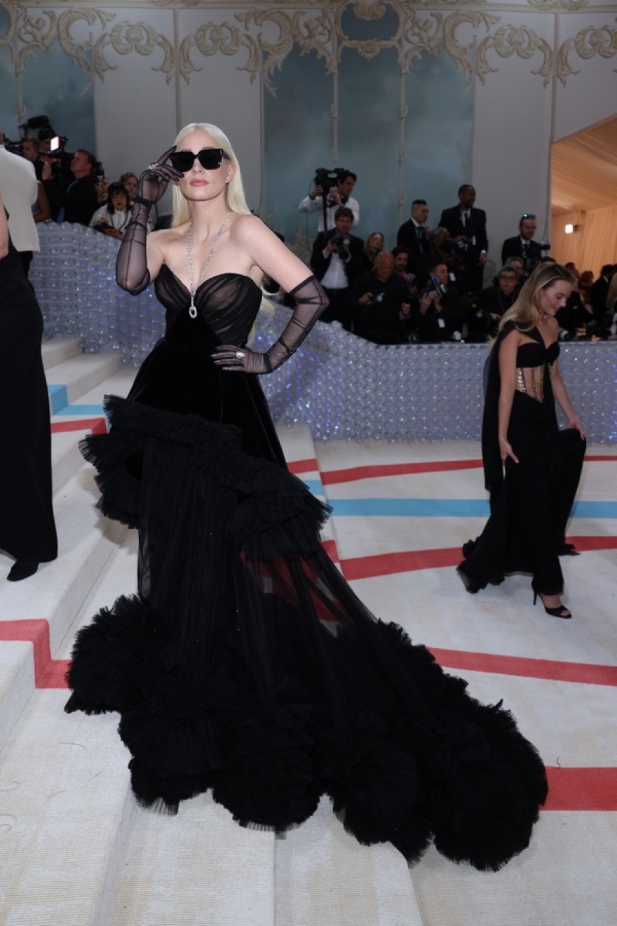 Met Gala 2023: Πέρλες, γάτες και ανατρεπτικές εμφανίσεις προς τιμή του Καρλ Λάγκερφελντ