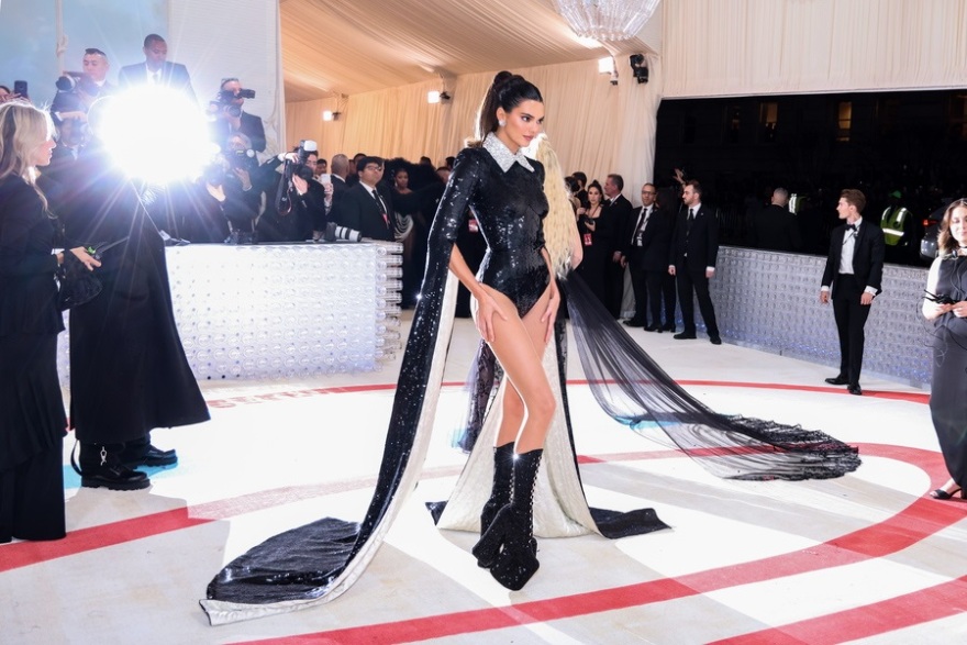 Met Gala 2023: Πέρλες, γάτες και ανατρεπτικές εμφανίσεις προς τιμή του Καρλ Λάγκερφελντ