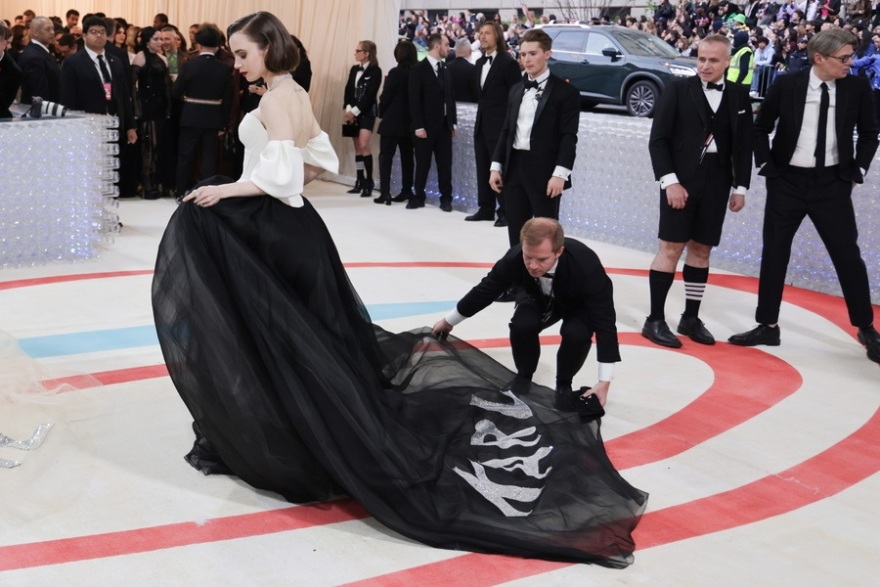 Met Gala 2023: Πέρλες, γάτες και ανατρεπτικές εμφανίσεις προς τιμή του Καρλ Λάγκερφελντ