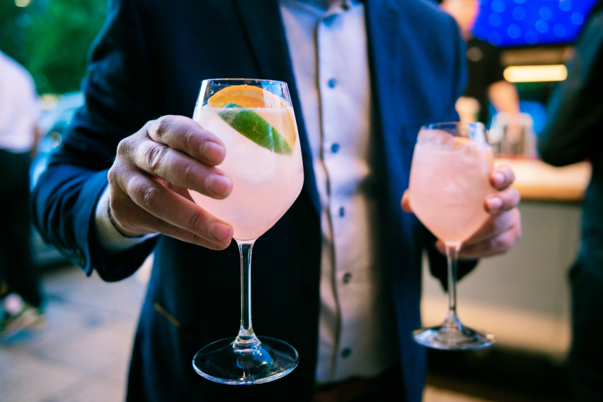 Το Travelling Bar του Mexha γίνεται η ψυχή των parties 