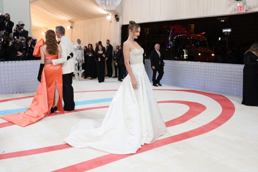 Met Gala 2023: Πέρλες, γάτες και ανατρεπτικές εμφανίσεις προς τιμή του Καρλ Λάγκερφελντ