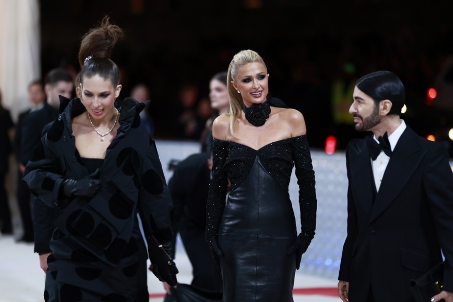 Met Gala 2023: Πέρλες, γάτες και ανατρεπτικές εμφανίσεις προς τιμή του Καρλ Λάγκερφελντ