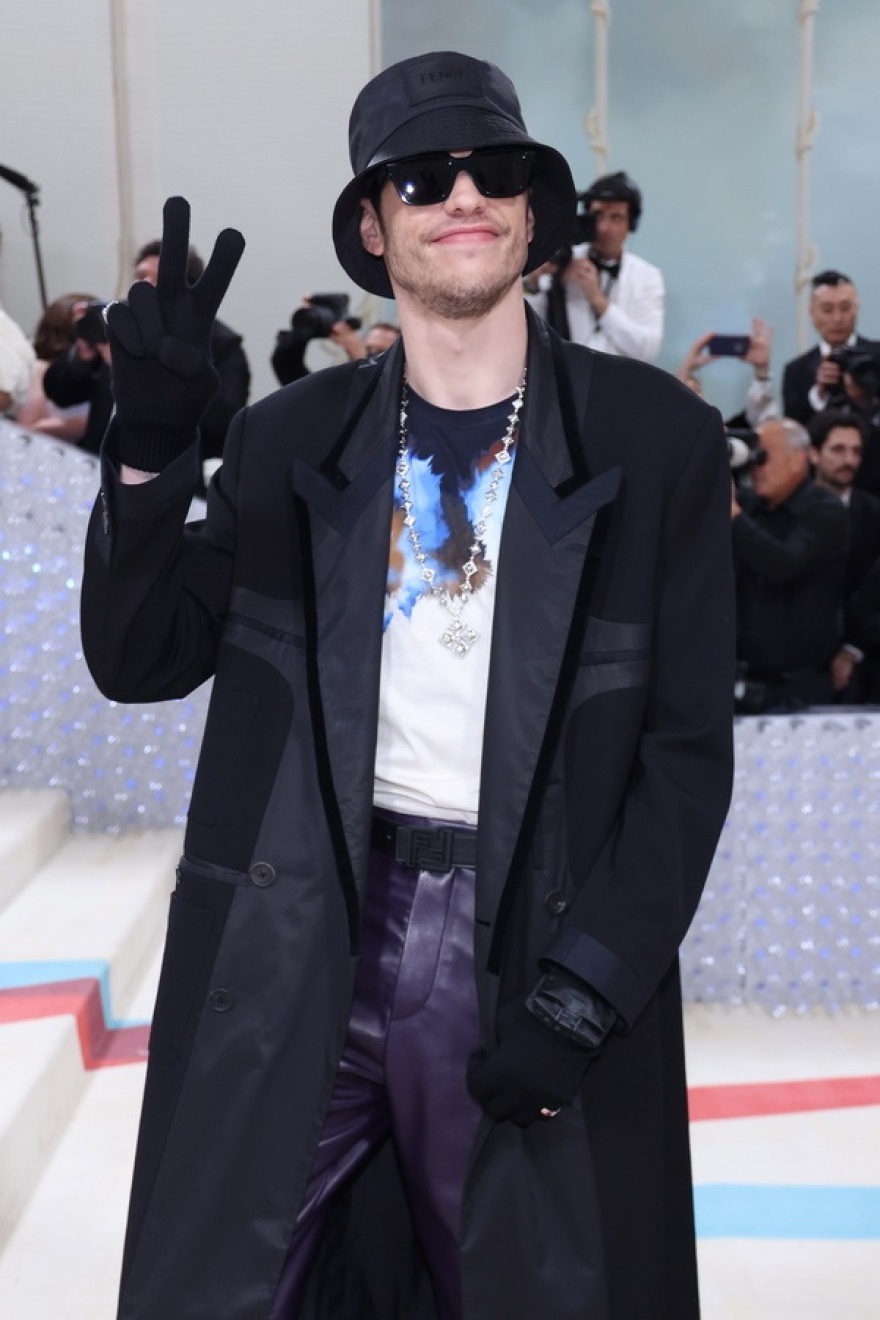 Met Gala 2023: Πέρλες, γάτες και ανατρεπτικές εμφανίσεις προς τιμή του Καρλ Λάγκερφελντ