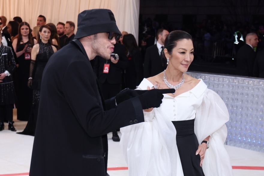 Met Gala 2023: Πέρλες, γάτες και ανατρεπτικές εμφανίσεις προς τιμή του Καρλ Λάγκερφελντ