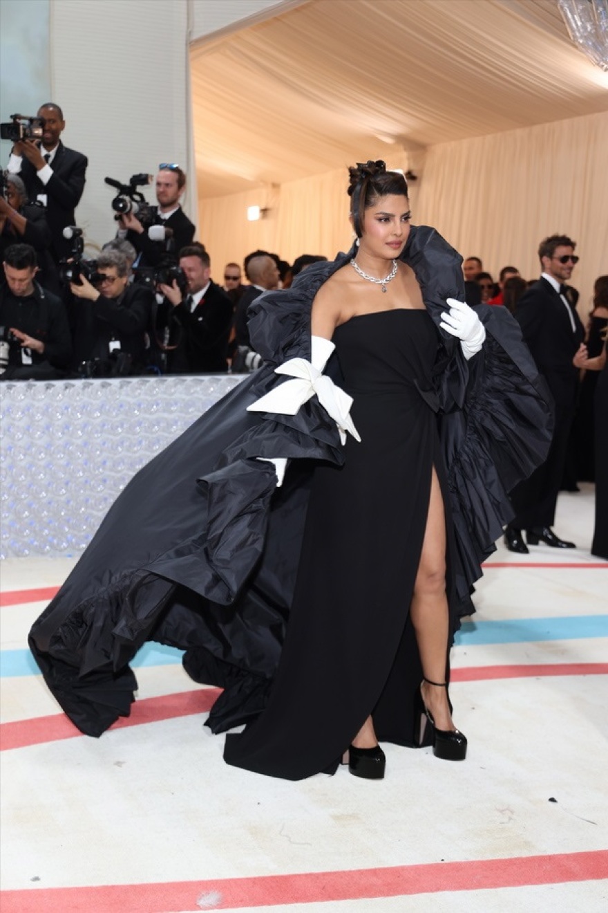 Met Gala 2023: Πέρλες, γάτες και ανατρεπτικές εμφανίσεις προς τιμή του Καρλ Λάγκερφελντ