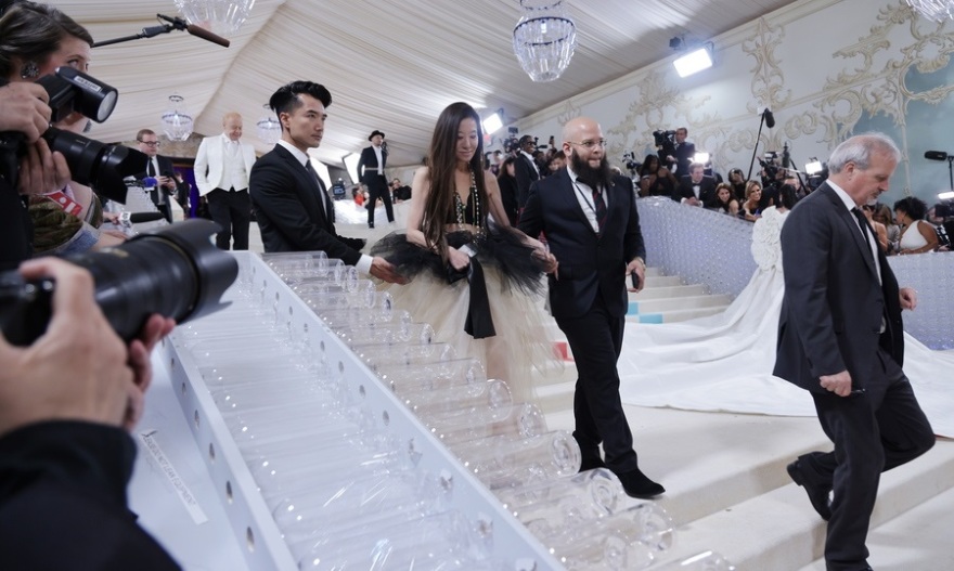 Met Gala 2023: Πέρλες, γάτες και ανατρεπτικές εμφανίσεις προς τιμή του Καρλ Λάγκερφελντ