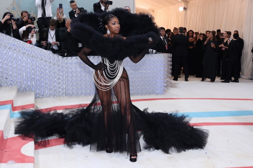Met Gala 2023: Πέρλες, γάτες και ανατρεπτικές εμφανίσεις προς τιμή του Καρλ Λάγκερφελντ