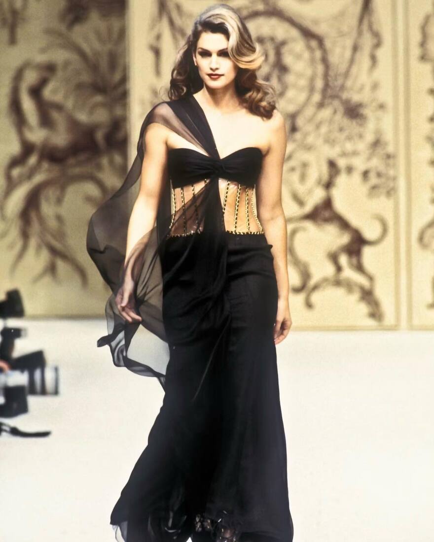 Σίντι Κρόφορντ: Η Μάργκοτ Ρόμπι φόρεσε την ίδια τουαλέτα που είχε βάλει το άλλοτε supermodel πριν χρόνια