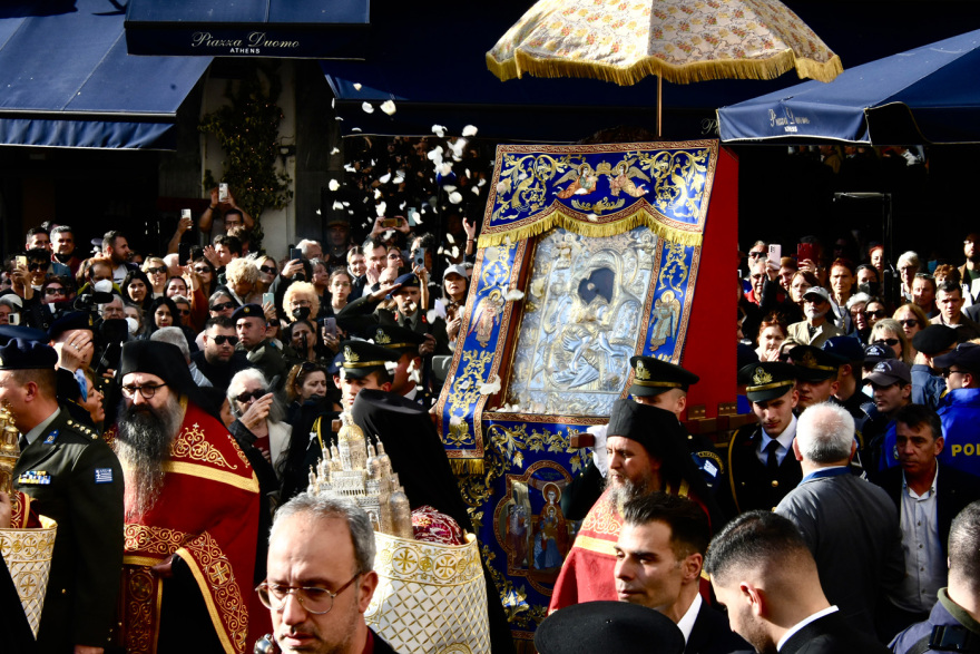 «Άξιον Εστί»: Στην Αθήνα η εικόνα από το Άγιον Όρος - Ουρές για προσκύνημα
