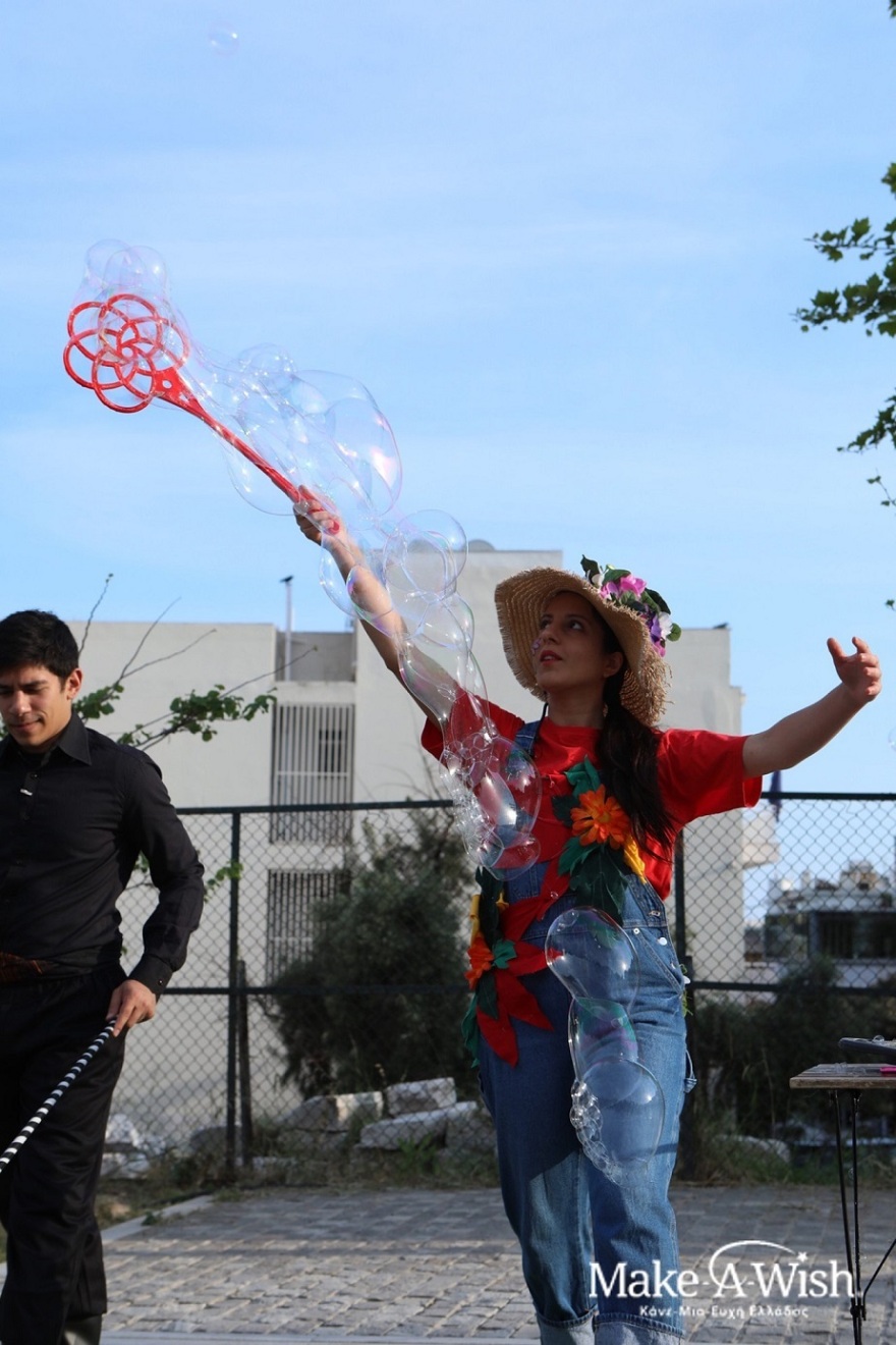 Κάνε μια ευχή: Όταν η Κρήτη συνάντησε τη Θεσσαλονίκη στο κέντρο της Αθήνας για χάρη της Δέσποινας