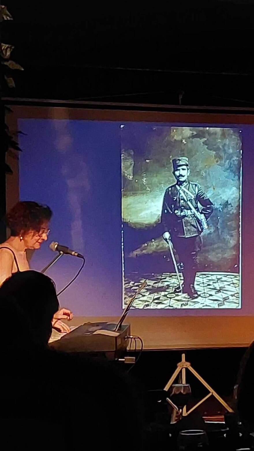 Θέατρο «Μπέλλος»: Ημερολόγια πολέμου και έρωτα στην παράσταση «Σμύρνη... Μανίτσα μου» της Μάνιας Παπαδημητρίου