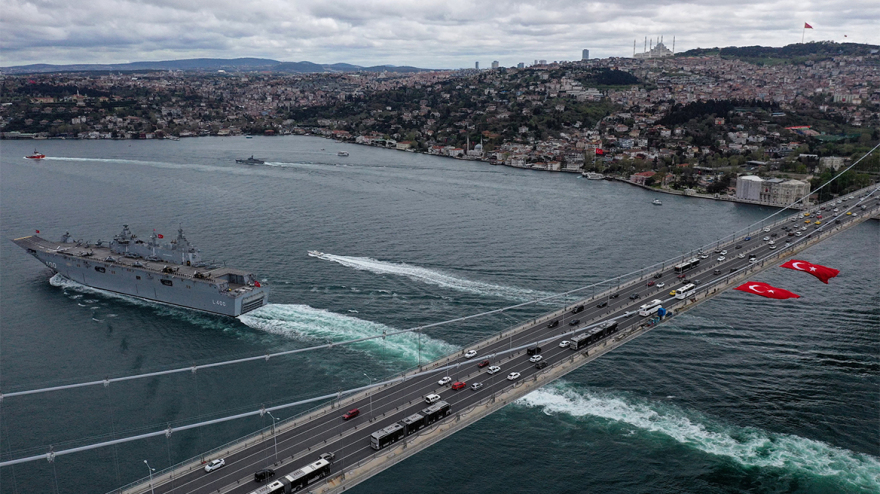 Τουρκία: Στη Σμύρνη «δένει» το TCG Anadolu για να στείλει «μήνυμα» σε Κιλιτσντάρογλου και Ελλάδα