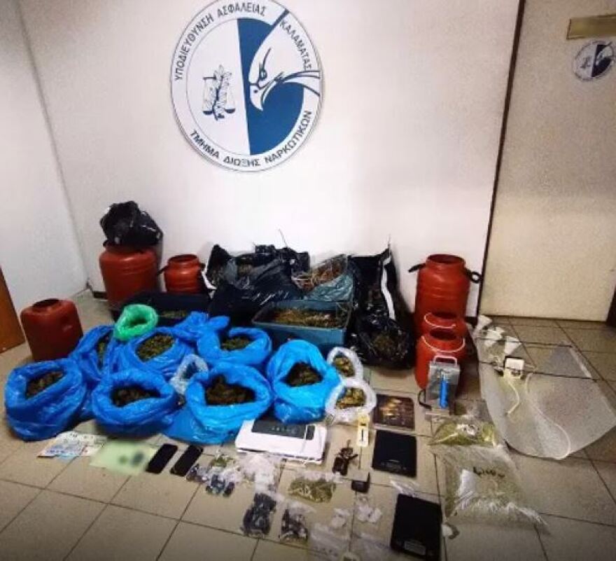 Αττική: Είχαν μετατρέψει βίλες σε «εργοστάσια» παραγωγής κάνναβης - Πάνω από 700.000 ευρώ τα κέρδη τους