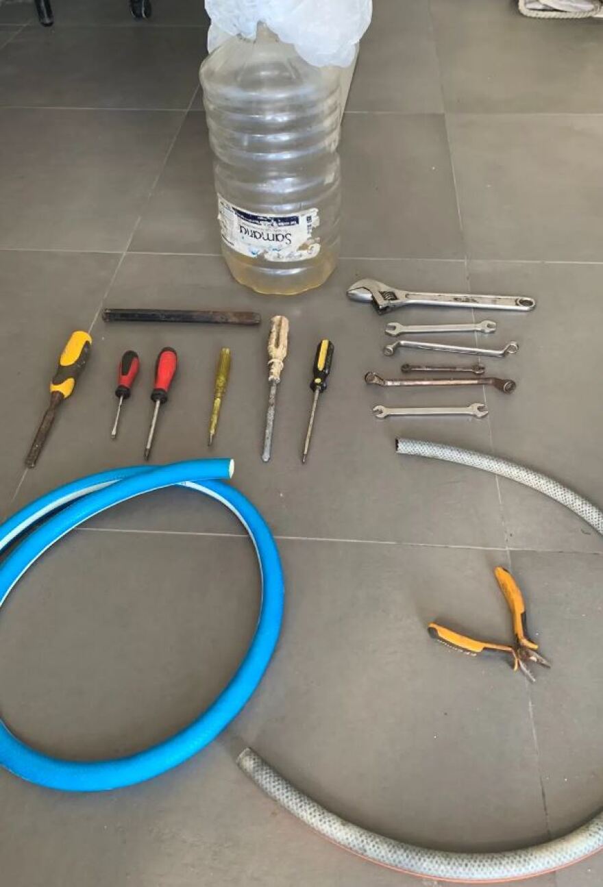 Μύκονος: 64χρονος έκλεβε βενζίνη από «γουρούνες» χρησιμοποιώντας ένα λάστιχο