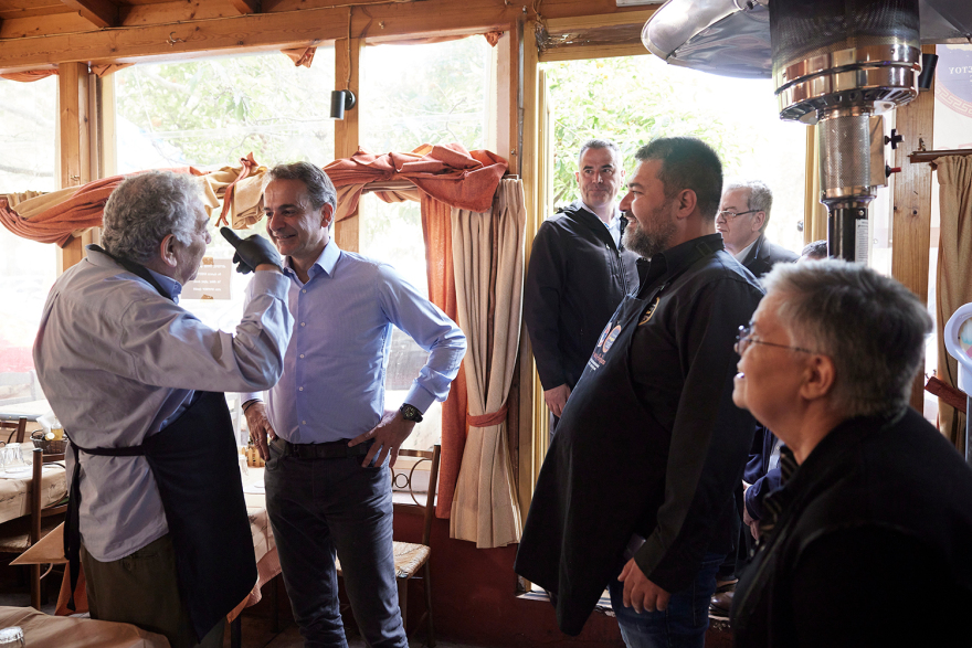 Κερατσίνι: Στην ταβέρνα «Κρητικός» ο Μητσοτάκης - Ετοίμασε γεύματα για ανθρώπους που έχουν ανάγκη