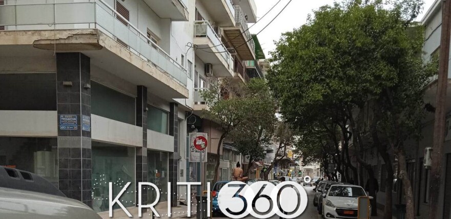 Χανιά: Έμεινε γυμνή και «σκαρφάλωσε» σε σταθμευμένο Ι.Χ. - Δείτε φωτογραφίες