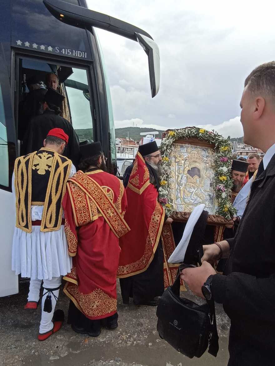 «Άξιον Εστί»: Ξεκίνησε η μεταφορά της εικόνας από το Άγιον Όρος στην Αθήνα - Τι ώρα θα φτάσει