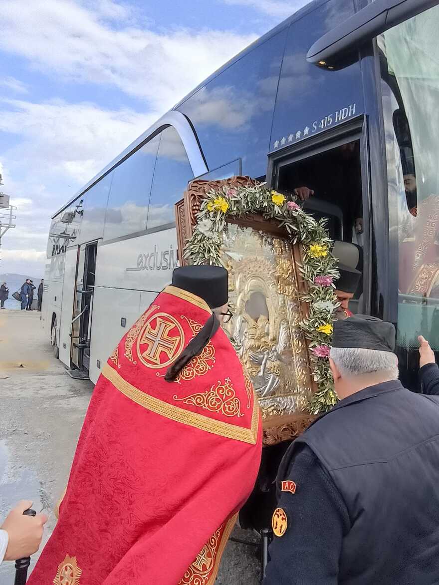 «Άξιον Εστί»: Ξεκίνησε η μεταφορά της εικόνας από το Άγιον Όρος στην Αθήνα - Τι ώρα θα φτάσει