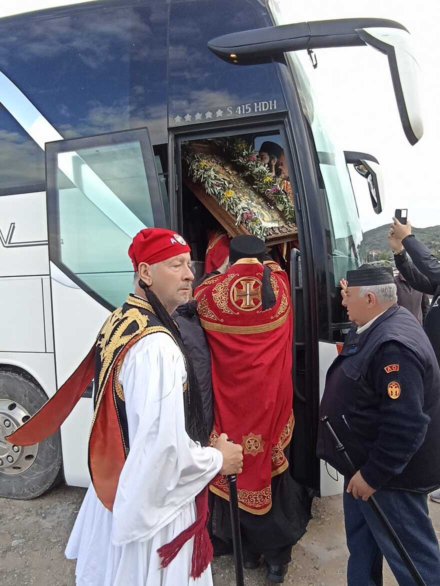 «Άξιον Εστί»: Ξεκίνησε η μεταφορά της εικόνας από το Άγιον Όρος στην Αθήνα - Τι ώρα θα φτάσει