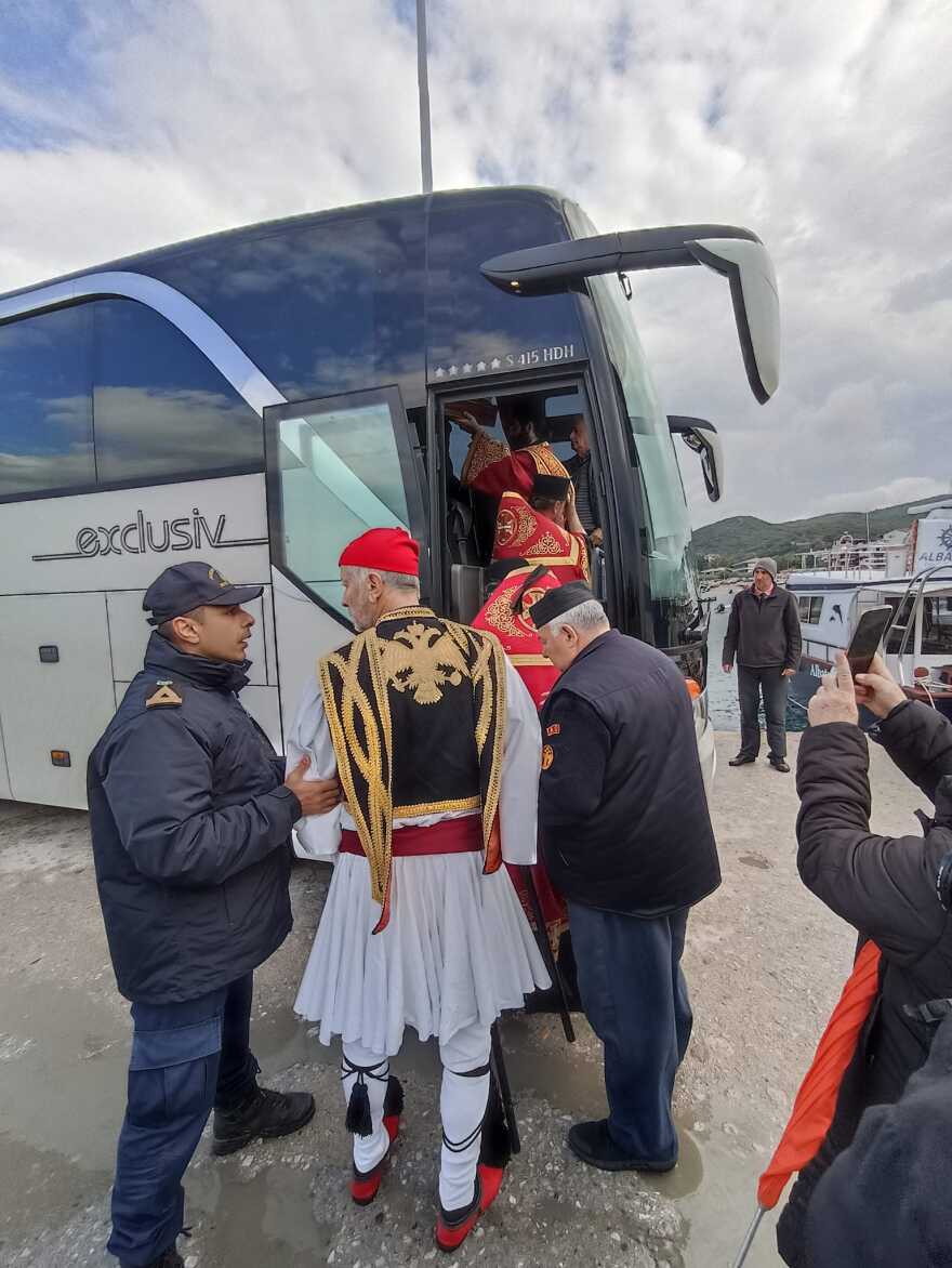 «Άξιον Εστί»: Ξεκίνησε η μεταφορά της εικόνας από το Άγιον Όρος στην Αθήνα - Τι ώρα θα φτάσει