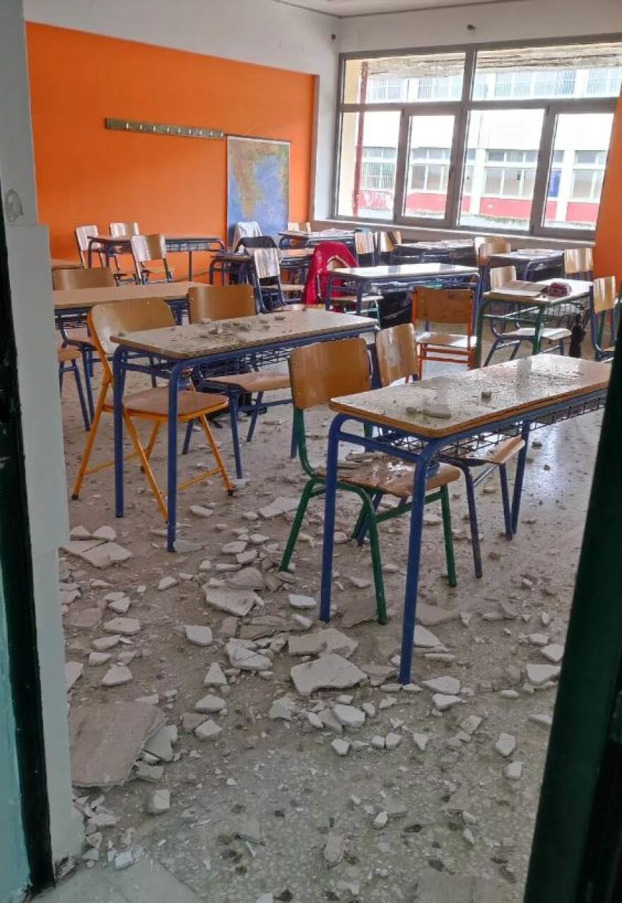 Τρίκαλα: Έπεσαν σοβάδες σε σχολική αίθουσα - Δείτε φωτογραφίες
