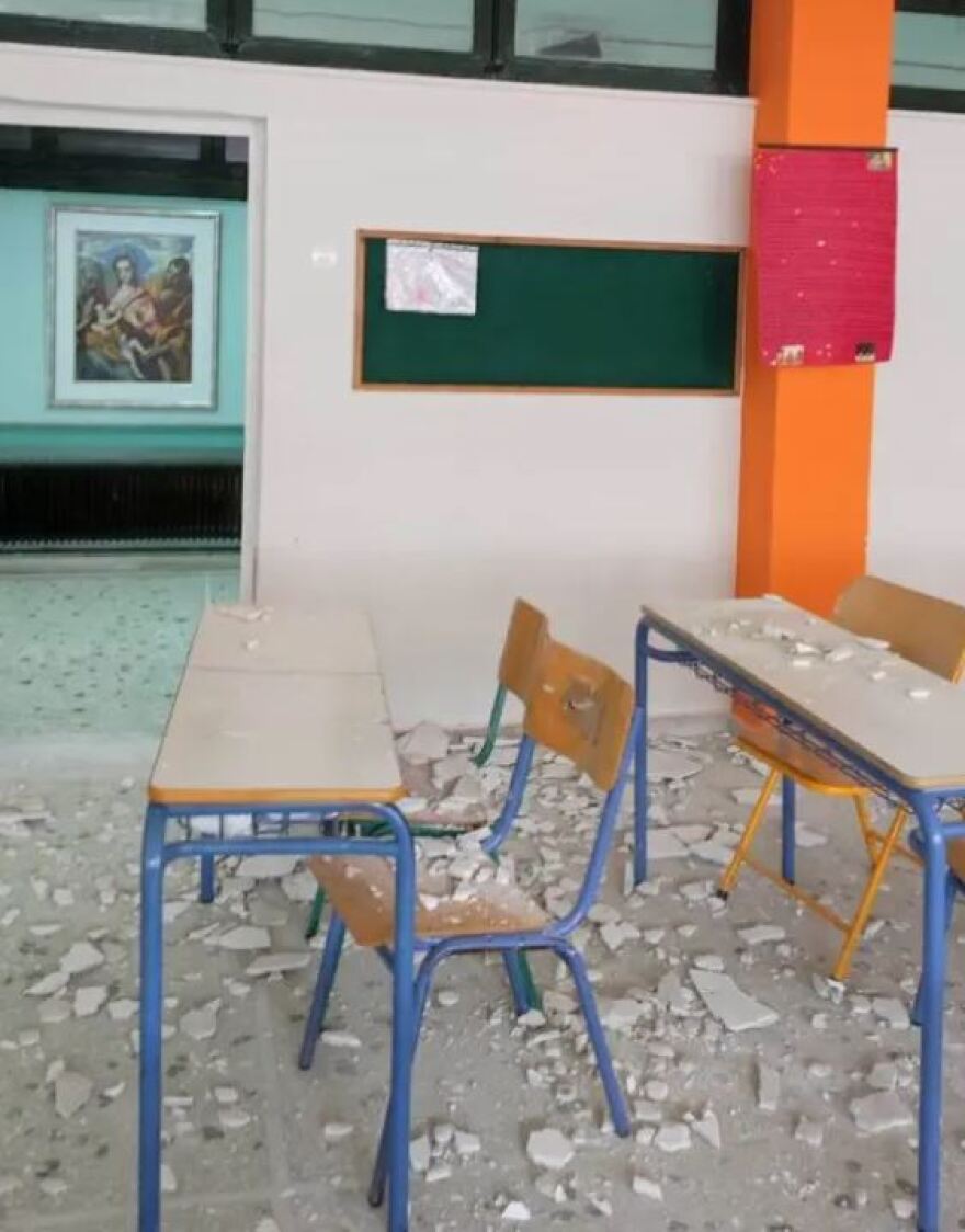 Τρίκαλα: Έπεσαν σοβάδες σε σχολική αίθουσα - Δείτε φωτογραφίες