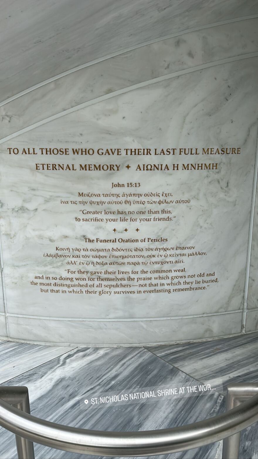 Νίκος Οικονομόπουλος: Ψέλνει το «Χριστός Ανέστη» στον ναό του Αγίου Νικολάου στο Σημείο Μηδέν