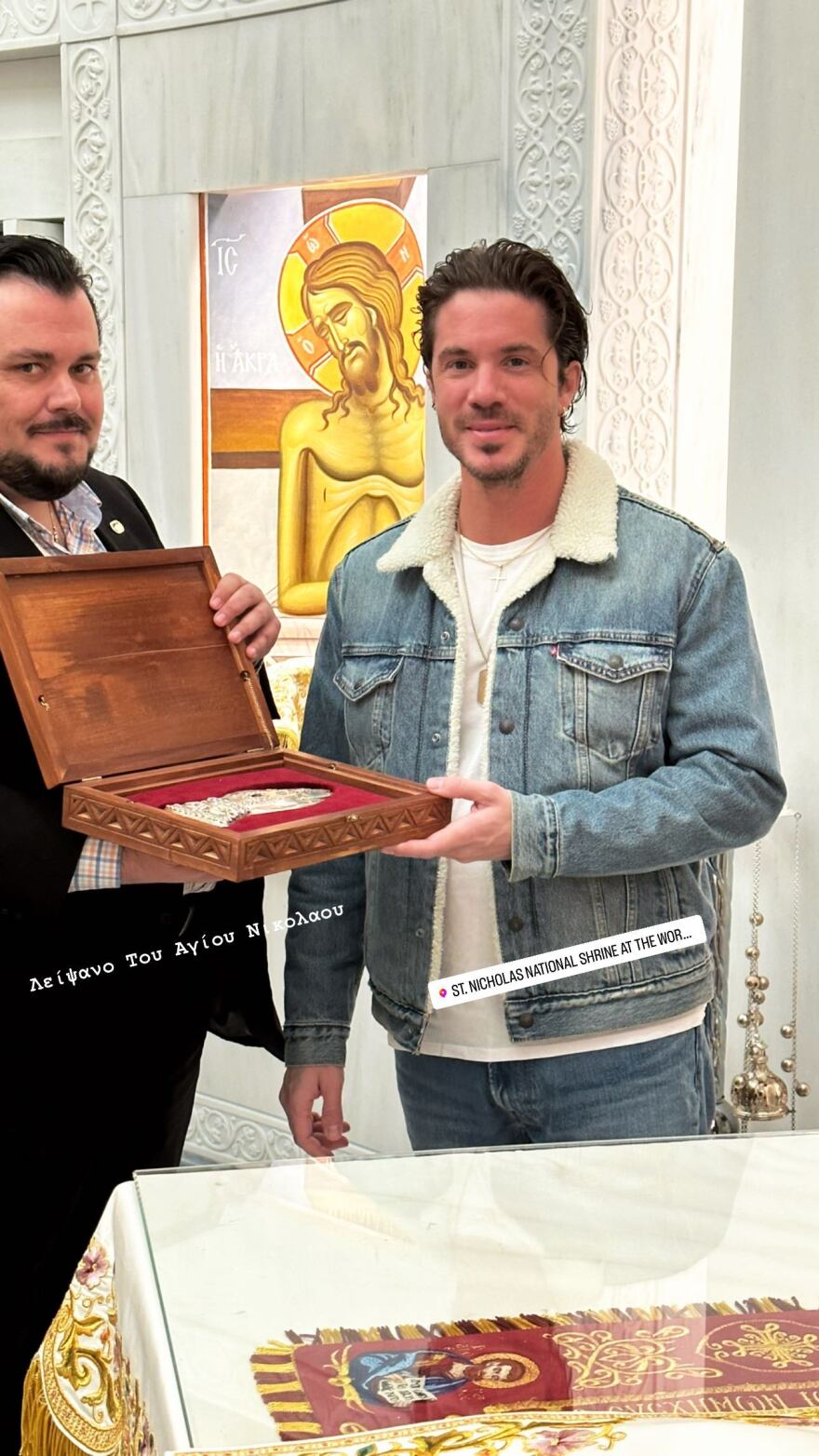 Νίκος Οικονομόπουλος: Ψέλνει το «Χριστός Ανέστη» στον ναό του Αγίου Νικολάου στο Σημείο Μηδέν