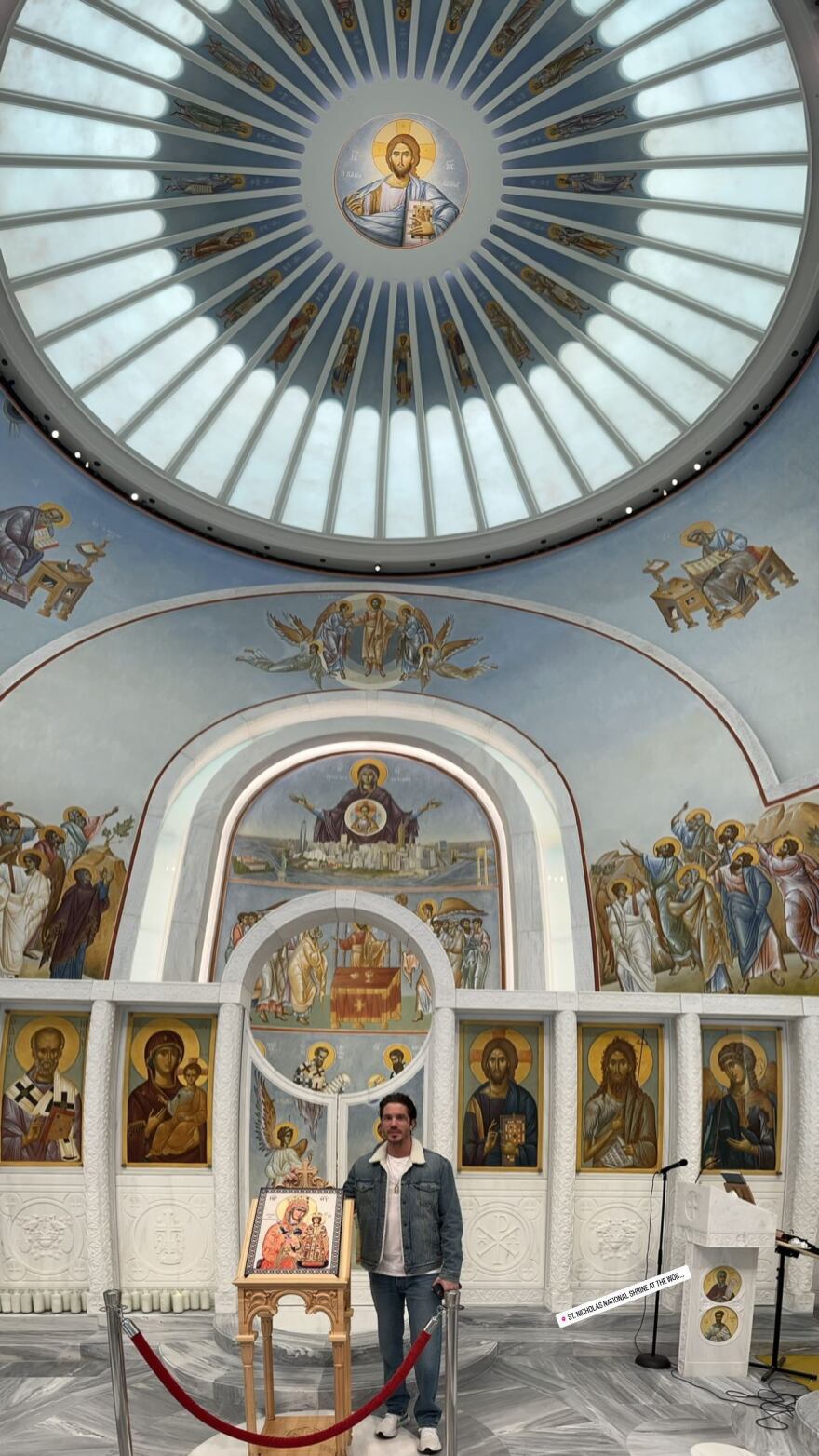 Νίκος Οικονομόπουλος: Ψέλνει το «Χριστός Ανέστη» στον ναό του Αγίου Νικολάου στο Σημείο Μηδέν