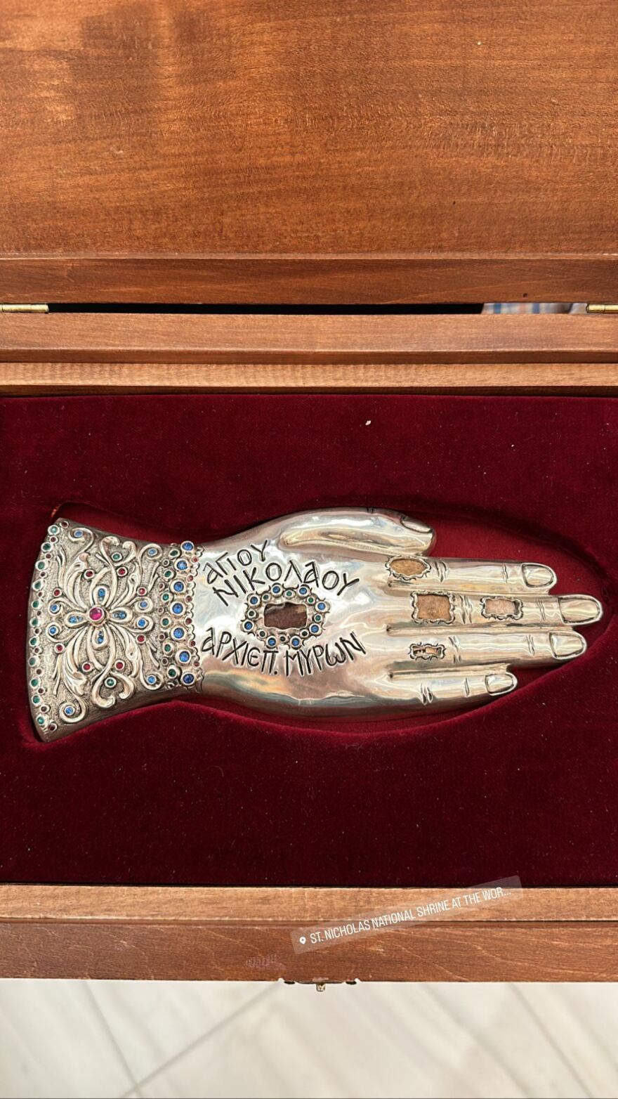 Νίκος Οικονομόπουλος: Ψέλνει το «Χριστός Ανέστη» στον ναό του Αγίου Νικολάου στο Σημείο Μηδέν