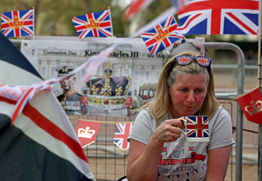 Βασιλιάς Κάρολος: Στήνουν ακόμη και σκηνές για να δουν από κοντά τη στέψη