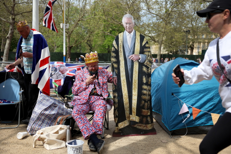 Βασιλιάς Κάρολος: Στήνουν ακόμη και σκηνές για να δουν από κοντά τη στέψη