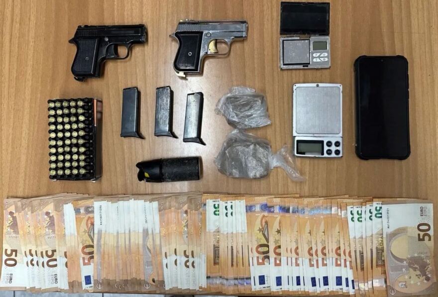 Ηρωίνη, ναρκωτικά χάπια και όπλα σε σπίτι στην Χαλκιδική