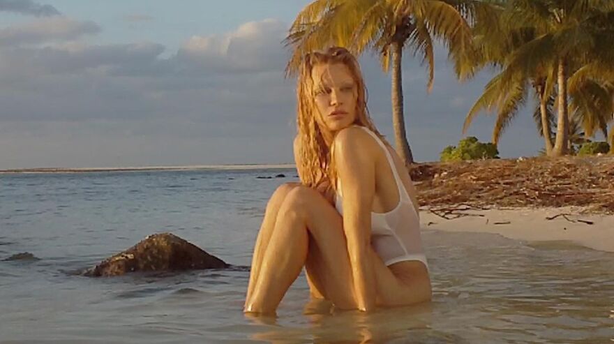 Πάμελα Άντερσον: Oι νέες φωτογραφίες της 55χρονης με μαγιό - Εντυπωσιασμένοι οι φαν της