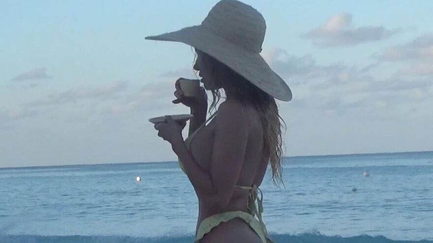 Πάμελα Άντερσον: Oι νέες φωτογραφίες της 55χρονης με μαγιό - Εντυπωσιασμένοι οι φαν της