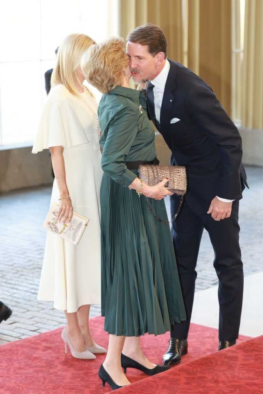 Στη δεξίωση του βασιλιά Καρόλου στο Μπάκιγχαμ η Άννα Μαρία μαζί με τον Παύλο και την Μαρι Σαντάλ