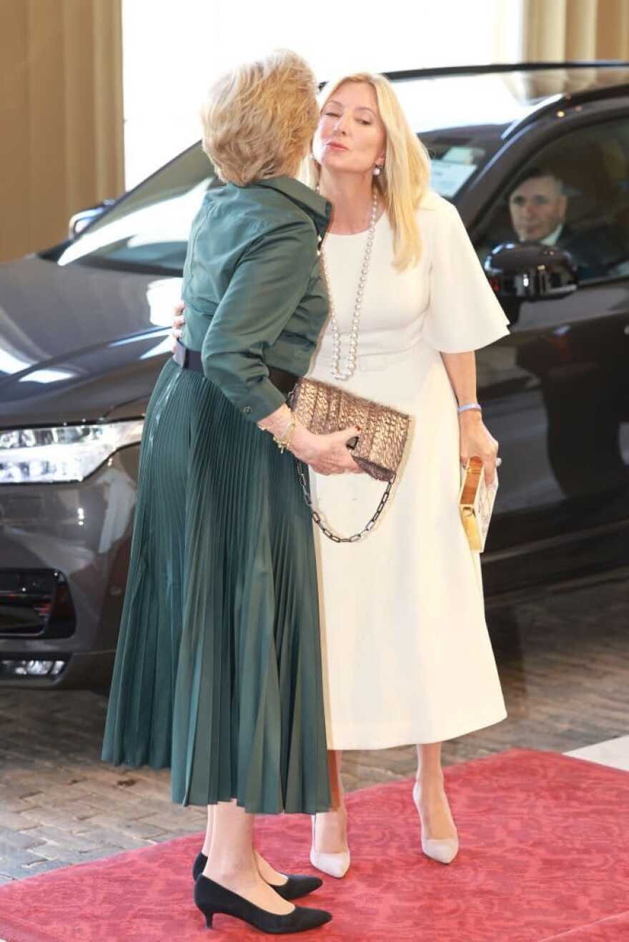 Στη δεξίωση του βασιλιά Καρόλου στο Μπάκιγχαμ η Άννα Μαρία μαζί με τον Παύλο και την Μαρι Σαντάλ