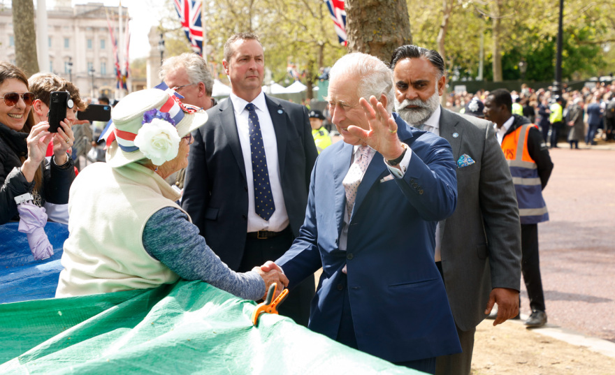 Βασιλιάς Κάρολος: Μαζί με τον Ουίλιαμ χαιρέτησαν τα πλήθη έξω από το Μπάκιγχαμ - Δείτε βίντεο και φωτογραφίες