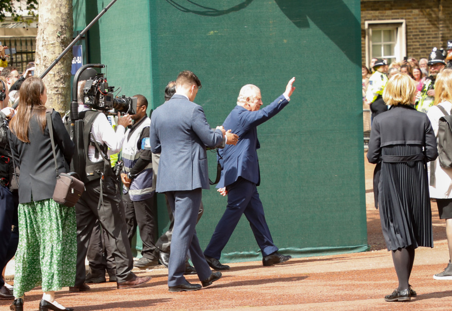Βασιλιάς Κάρολος: Μαζί με τον Ουίλιαμ χαιρέτησαν τα πλήθη έξω από το Μπάκιγχαμ - Δείτε βίντεο και φωτογραφίες