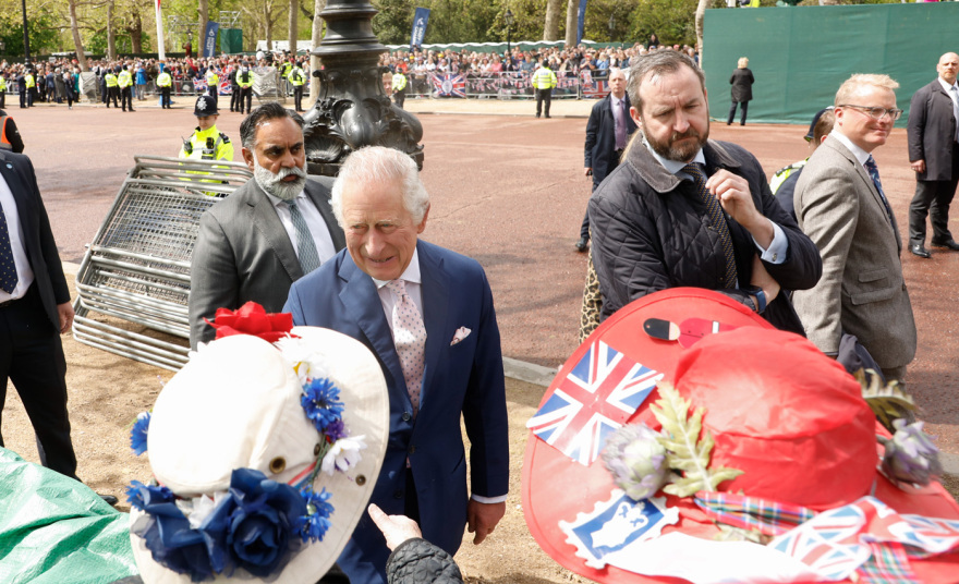 Βασιλιάς Κάρολος: Μαζί με τον Ουίλιαμ χαιρέτησαν τα πλήθη έξω από το Μπάκιγχαμ - Δείτε βίντεο και φωτογραφίες