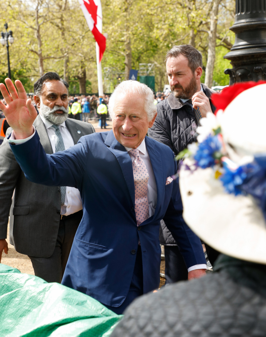 Βασιλιάς Κάρολος: Μαζί με τον Ουίλιαμ χαιρέτησαν τα πλήθη έξω από το Μπάκιγχαμ - Δείτε βίντεο και φωτογραφίες