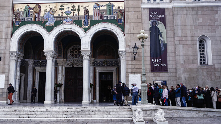 Άξιον Έστι: Πλήθος κόσμου ξανά έξω από τη Μητρόπολη - «Ήρθα να παρακαλέσω να μας έχει γερούς όλους»