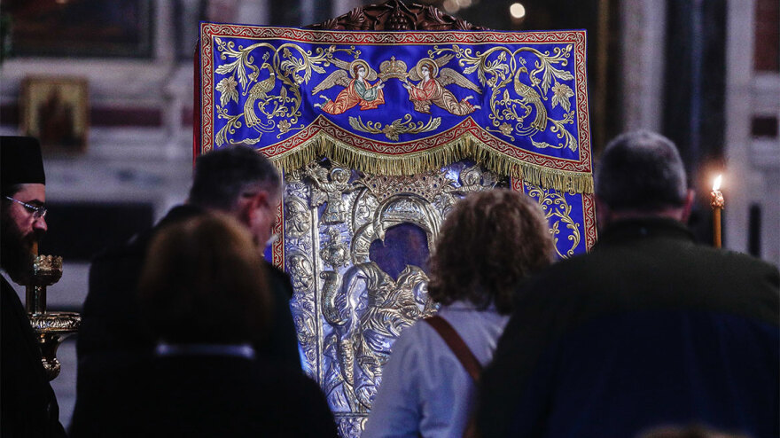 Άξιον Έστι: Πλήθος κόσμου ξανά έξω από τη Μητρόπολη - «Ήρθα να παρακαλέσω να μας έχει γερούς όλους»