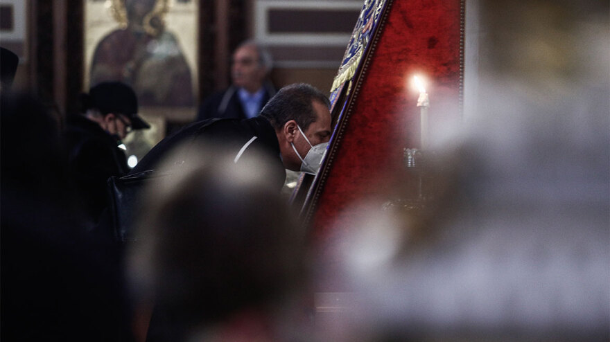 Άξιον Έστι: Πλήθος κόσμου ξανά έξω από τη Μητρόπολη - «Ήρθα να παρακαλέσω να μας έχει γερούς όλους»