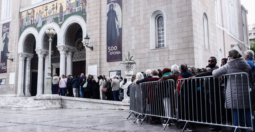 Άξιον Έστι: Πλήθος κόσμου ξανά έξω από τη Μητρόπολη - «Ήρθα να παρακαλέσω να μας έχει γερούς όλους»