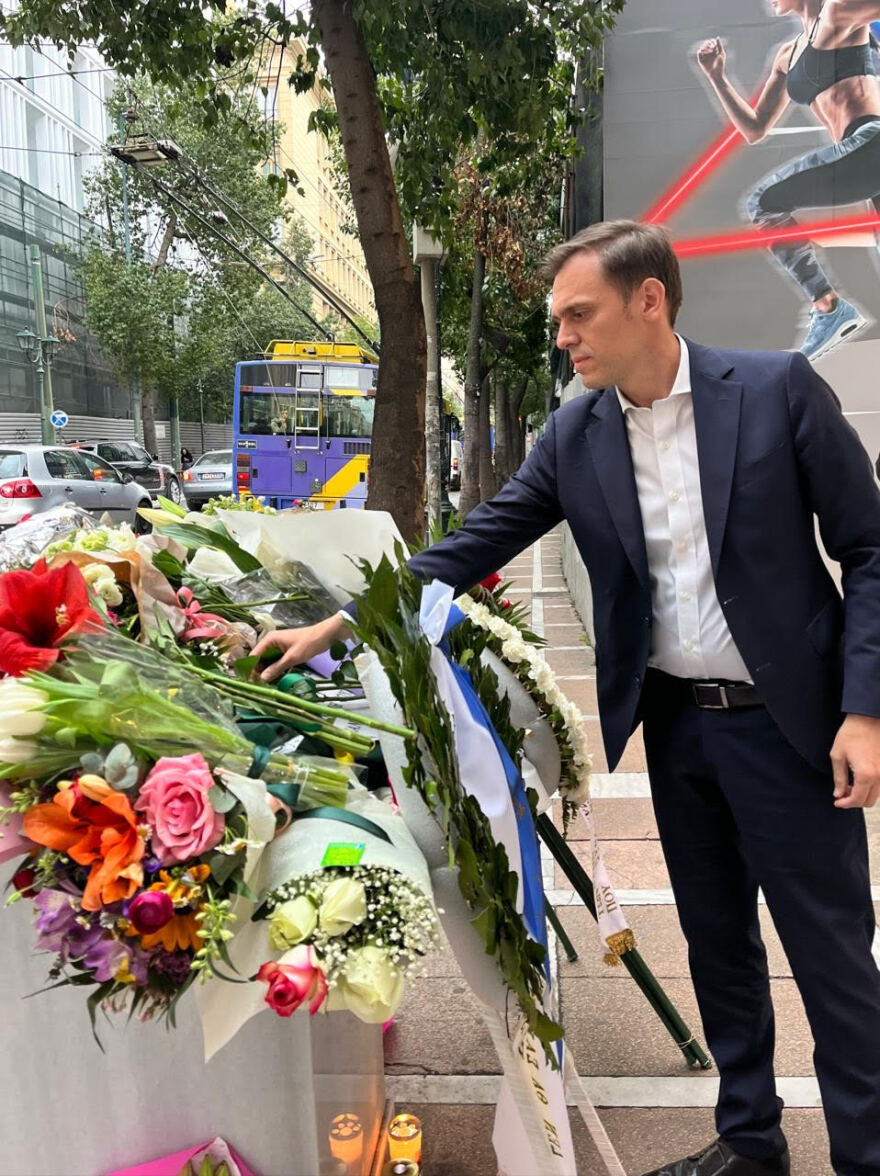 Εκλογές 2023 - ΠΑΣΟΚ: Άφησαν λουλούδια στο μνημείο νεκρών της Marfin