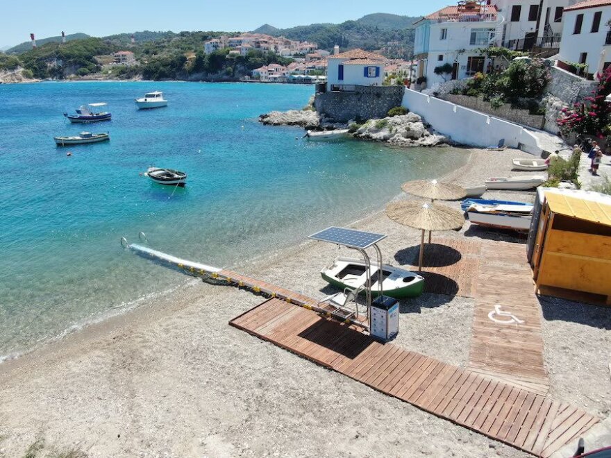 Washington Post: Πώς η Ελλάδα έχει γίνει «πρωταθλήτρια» στην πρόσβαση των ΑμεΑ στις παραλίες