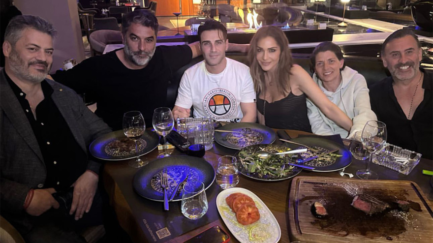 Δέσποινα Βανδή - Βασίλης Μπισμπίκης: Απόλαυσαν το δείπνο τους με τον Μανώλη Κονταρό και τον Πέτρο Ιακωβίδη