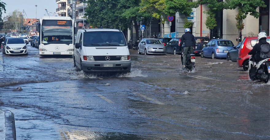 Θεσσαλονίκη: Πλημμύρισε ο δρόμος μπροστά από τα Δικαστήρια - Δείτε βίντεο