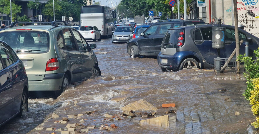 Θεσσαλονίκη: Πλημμύρισε ο δρόμος μπροστά από τα Δικαστήρια - Δείτε βίντεο